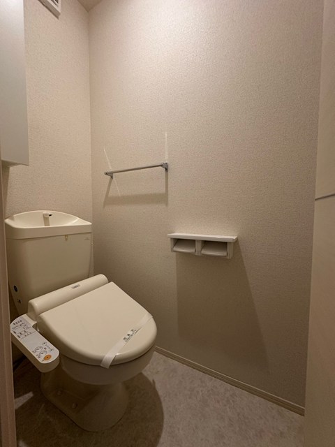 トイレ　トイレは温水洗浄便座付き♪人気のバストイレ別です♪小物を置け