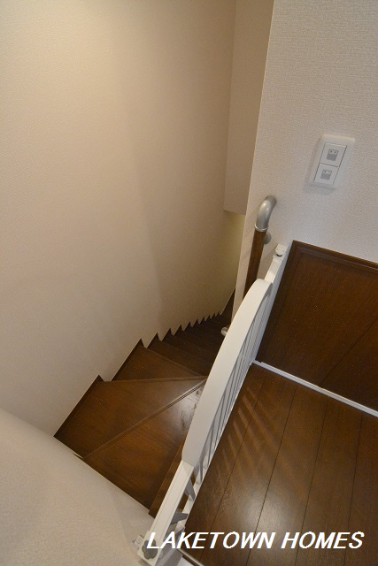 その他部屋・スペース　２階階段前に扉がついています。