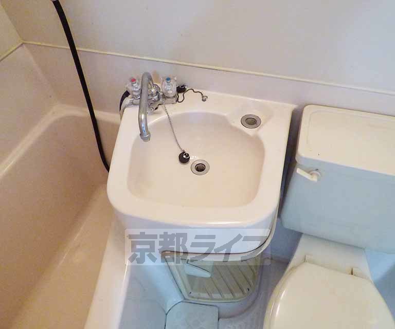 洗面設備　綺麗な洗面台です。