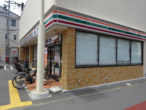 コンビニ　セブンイレブン（コンビニ）まで214m