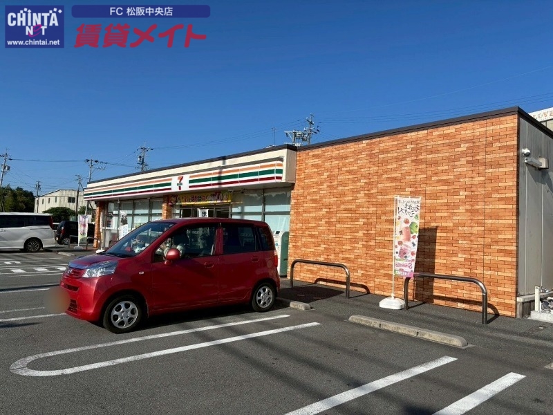 コンビニ　セブンイレブン松阪山室町北店（コンビニ）まで774m