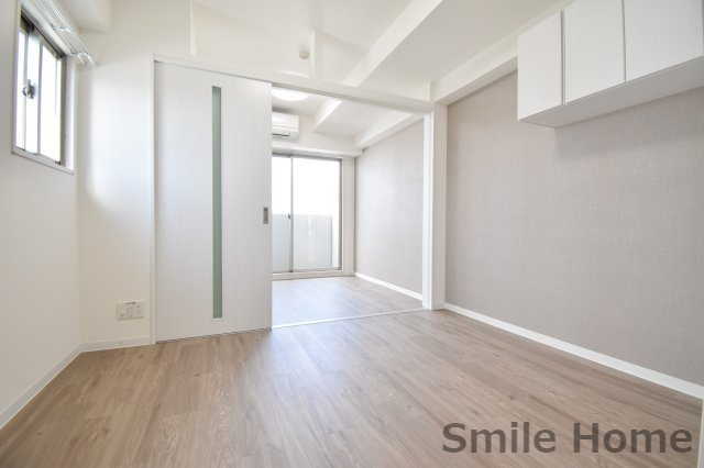 居室・リビング　引越しした日から快適　エアコン付きのお部屋です