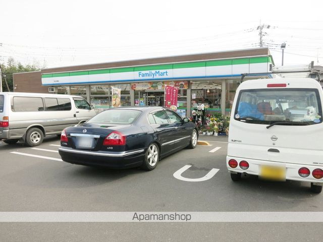コンビニ　ファミリーマート（コンビニ）まで520m