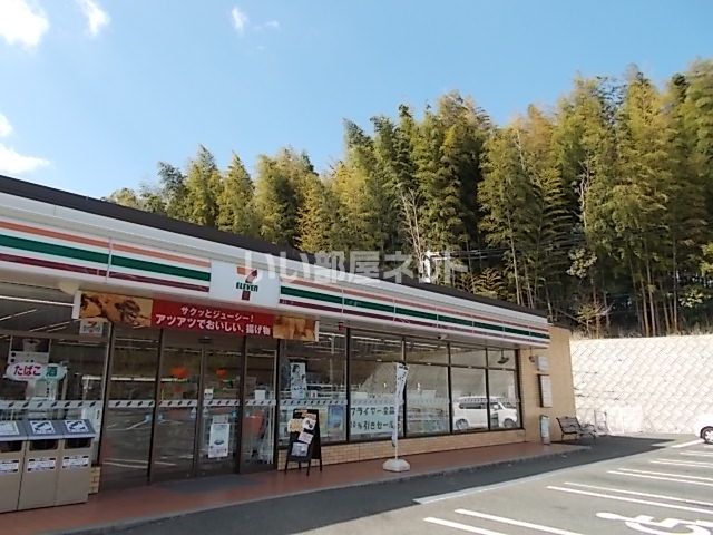 コンビニ　セブンイレブン幾久富店（コンビニ）まで586m