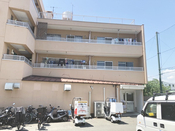 建物外観　鉄筋コンクリート造４階建て