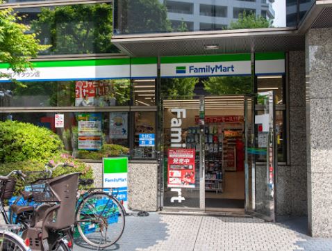 コンビニ　ファミリーマート 新宿アイタウン店（コンビニ）まで197m