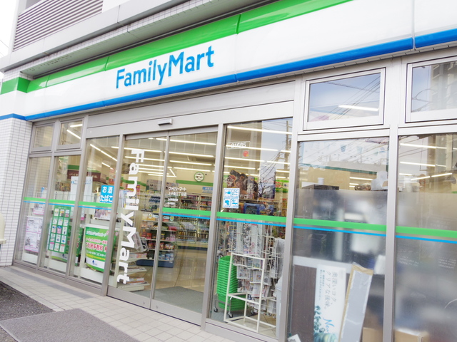 コンビニ　ファミリーマート上十条三丁目店（コンビニ）まで312m