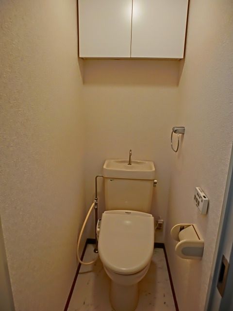 トイレ　うれしい吊戸棚付