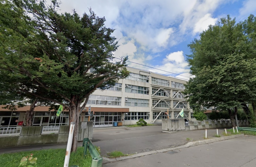 中学校　札幌市立月寒中学校（中学校）まで530m