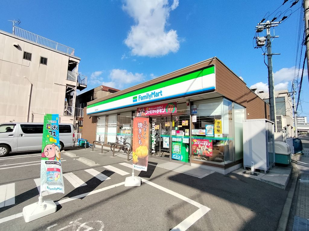 コンビニ　ファミリーマート 小倉宇佐町店（コンビニ）まで300m
