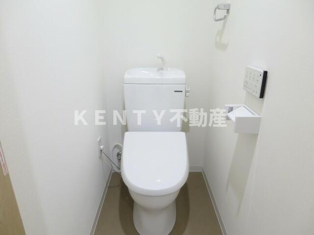 トイレ　落ち着いた色調のトイレです