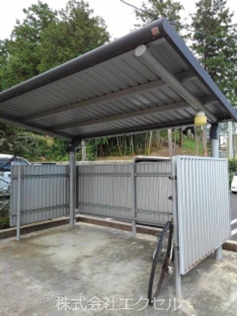 その他共有部分　屋根付きの駐輪場です。