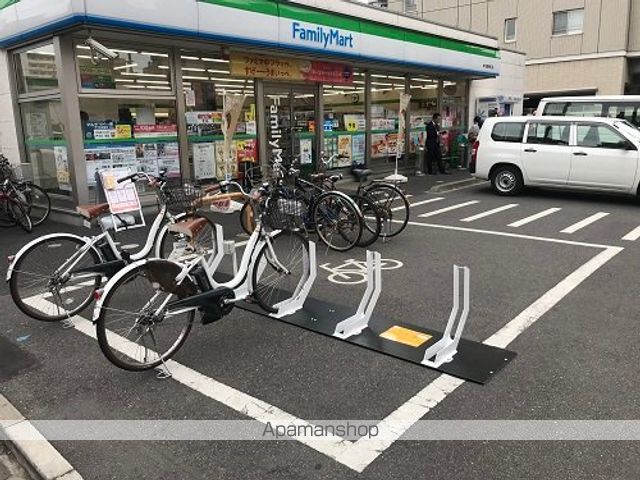 コンビニ　ファミリーマート（コンビニ）まで209m