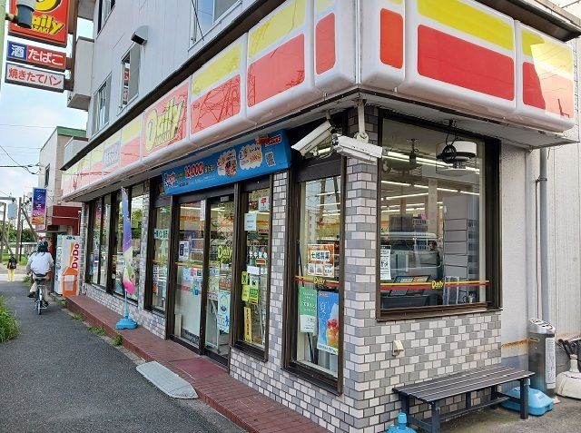 コンビニ　デイリーヤマザキ（コンビニ）まで750m