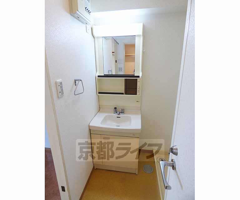 洗面設備　綺麗な洗面台です。