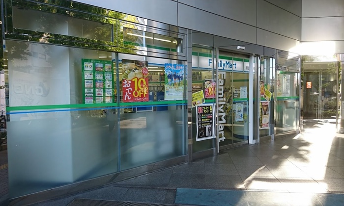 コンビニ　ファミリーマート 護国寺駅前店（コンビニ）まで200m