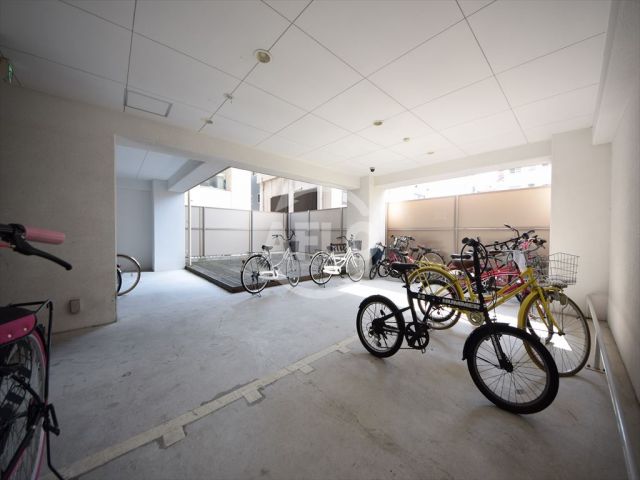 駐車場　HERMITAGE NANBA WEST　駐輪場あり