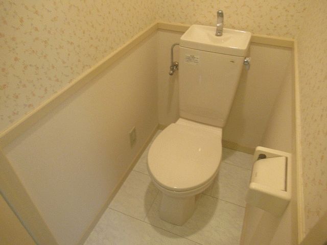 トイレ　※別号室の写真を使用しています。