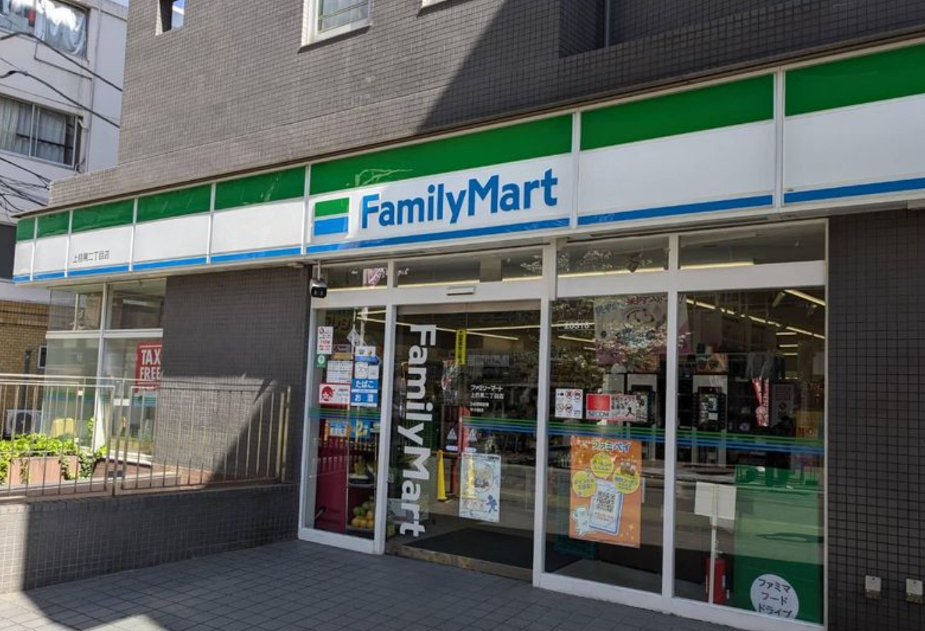 コンビニ　ファミリーマート上目黒二丁目店（コンビニ）まで366m