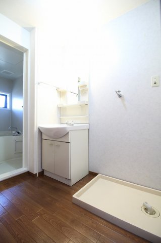洗面設備　同施工会社同型タイプの別の角部屋です（空き予定は中部屋です）