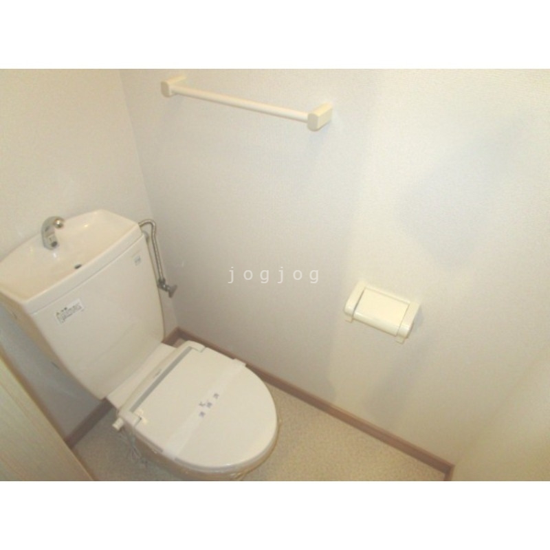 トイレ　嬉しい温水洗浄便座付きのトイレです。