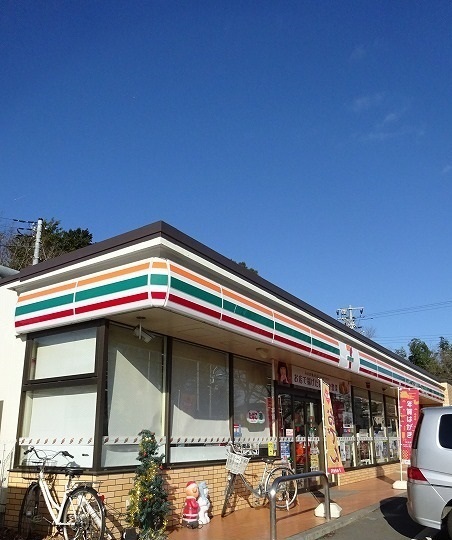 コンビニ　セブンイレブン（コンビニ）まで550m