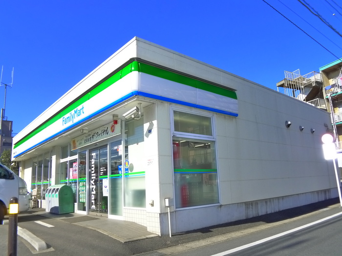 コンビニ　ファミリーマート（コンビニ）まで50m