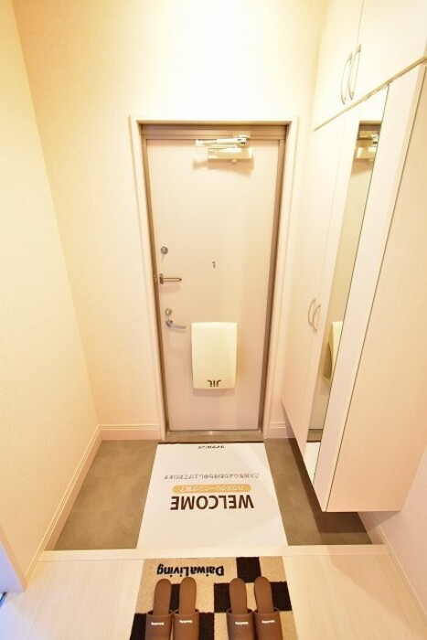 玄関　同物件、同仕様部屋写真