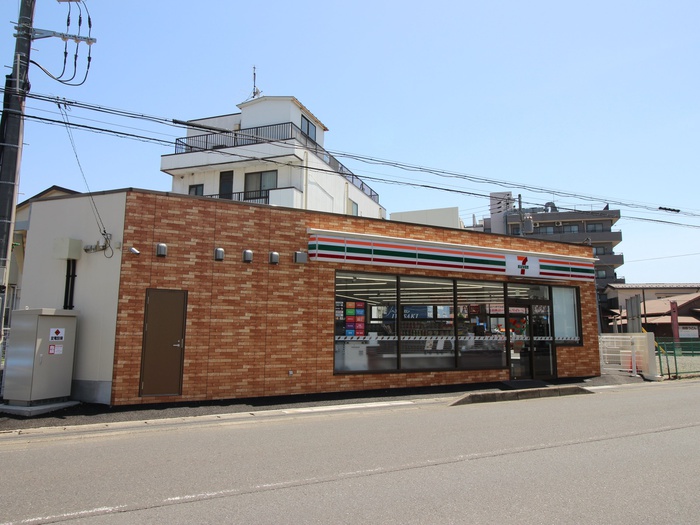コンビニ　セブンイレブン（コンビニ）まで384m
