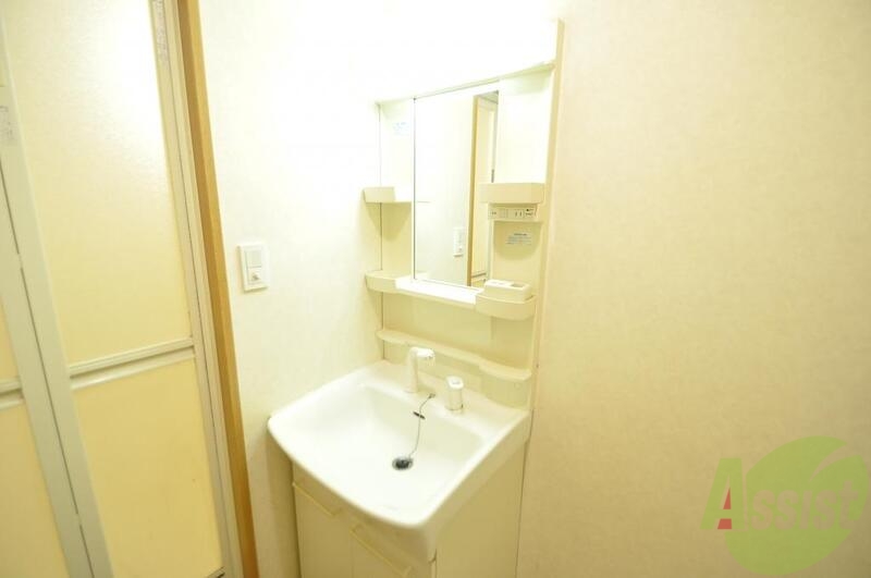 洗面設備　人気の独立洗面所はゆったりと余裕のある広さです。