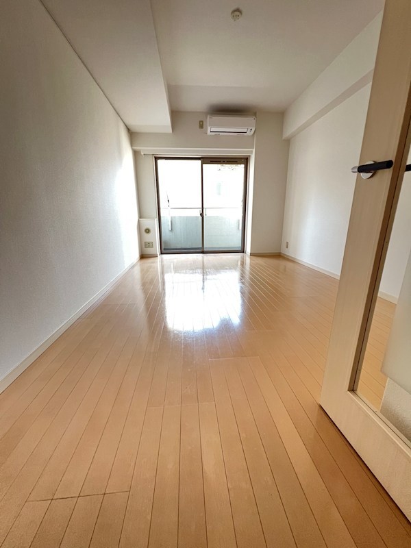 居室・リビング　※参考写真（同物件別部屋です）