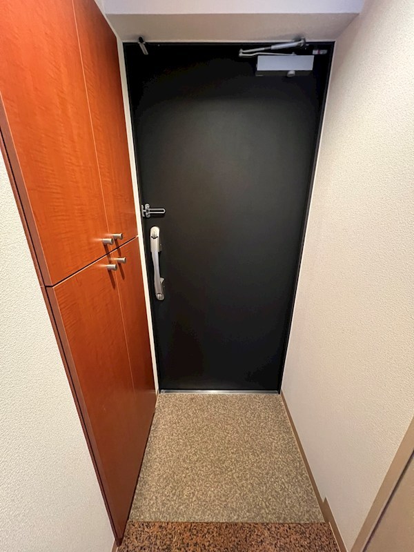 玄関　※参考写真（同物件別部屋です）