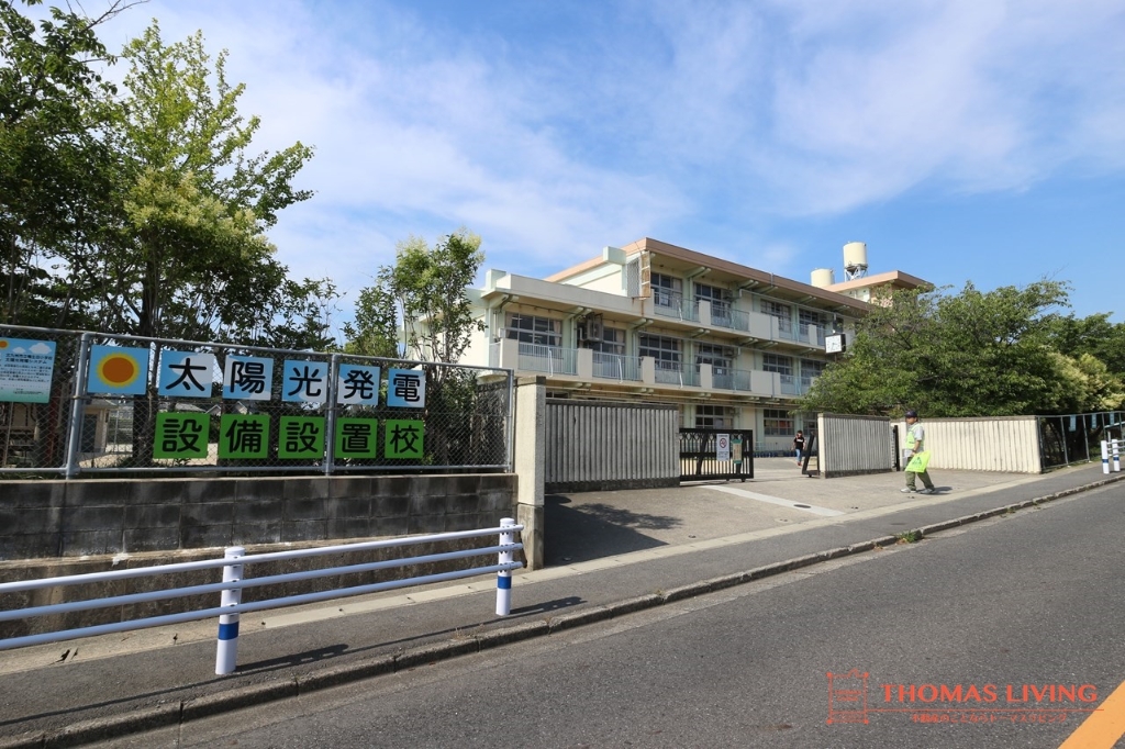 小学校　北九州市立鴨生田小学校（小学校）まで826m