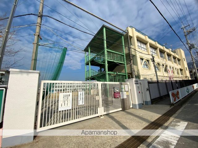 小学校　東大阪市立小学校枚岡西小学校（小学校）まで671m