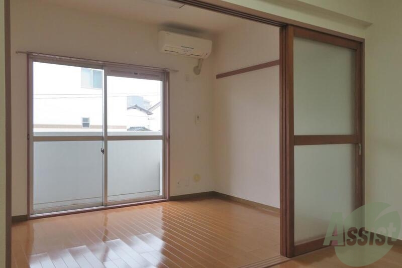 居室・リビング　こちらは洋室になりますー。二部屋あるので巧みに使ってください