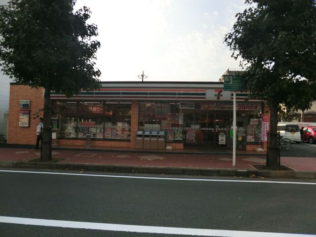 コンビニ　セブンイレブン（コンビニ）まで143m