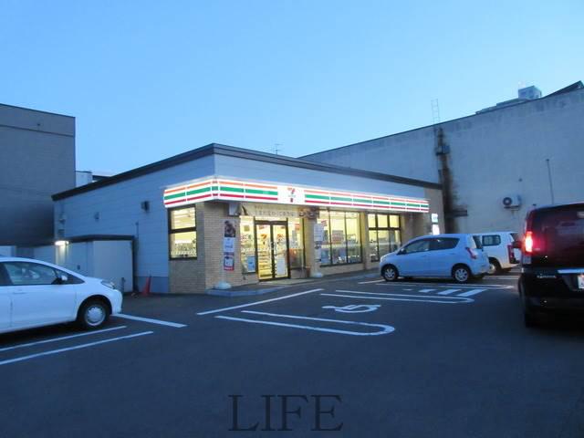 コンビニ　セブンイレブン札幌北1条東12丁目店（コンビニ）まで828m