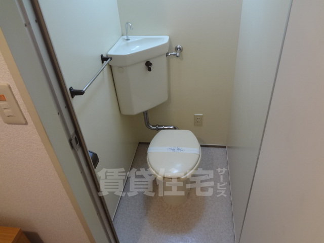 地下鉄東西線 醍醐駅 徒歩5分 6階建 築38年のトイレ写真