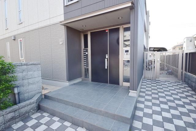 エントランス　★オートロック付きで安心ですね★