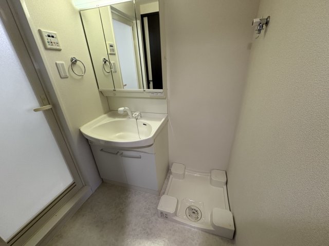 トイレ　同物件別部屋写真