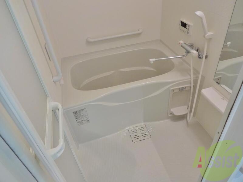 バス・シャワールーム　大きく綺麗なユニットバスです、手すりも付いて転倒防止策