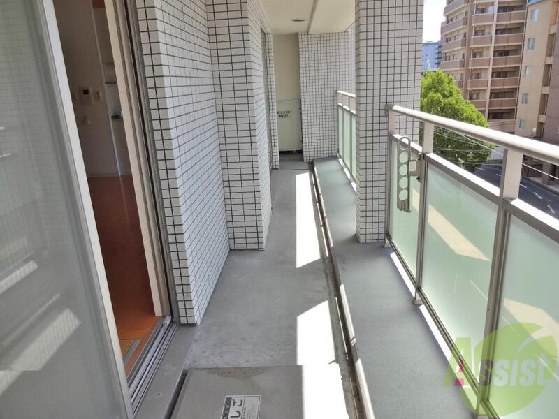 バルコニー　南向きで大きさは申し分ないです、洗濯物も良く乾きそうです