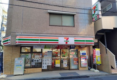 コンビニ　セブンイレブン 横浜浅間町1丁目店（コンビニ）まで132m