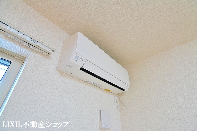 その他設備　リビングのエアコンです。