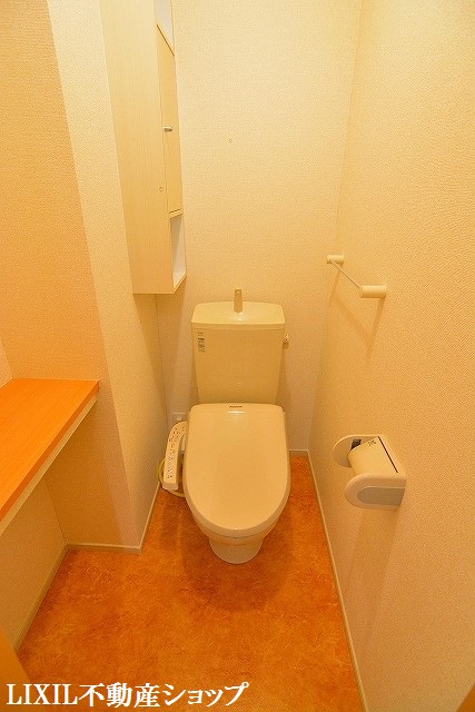 トイレ　収納のある温水洗浄暖房便座付のトイレです。