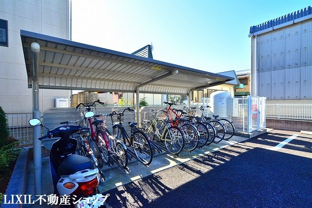 その他共有部分　敷地内に屋根付きの駐輪場があります。