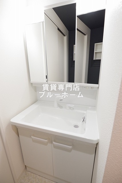 洗面設備　三面鏡独立洗面台！