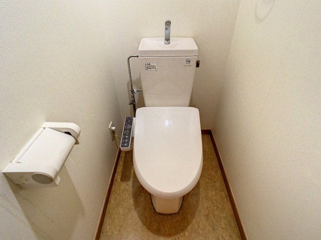 トイレ　掲載写真は同型の左右反転の部屋を掲載しております。仕様等が異