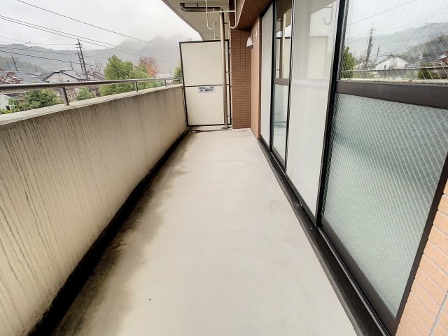 バルコニー　掲載写真は同型の左右反転の部屋を掲載しております。仕様等が異