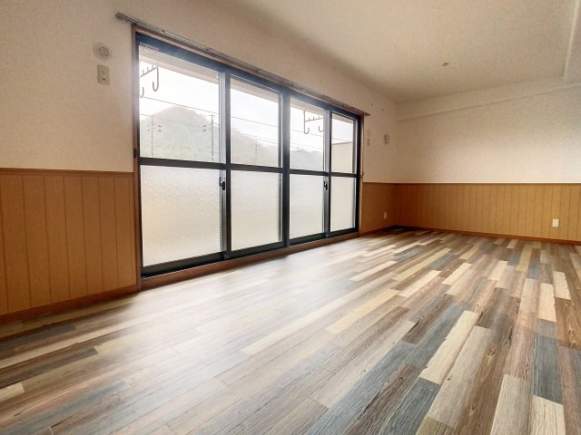 居室・リビング　掲載写真は同型の左右反転の部屋を掲載しております。仕様等が異